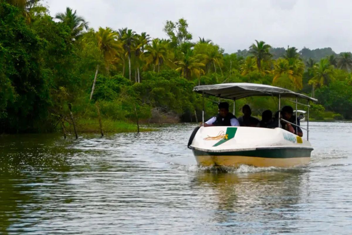 Praveen Cabs Poovar Boating Package